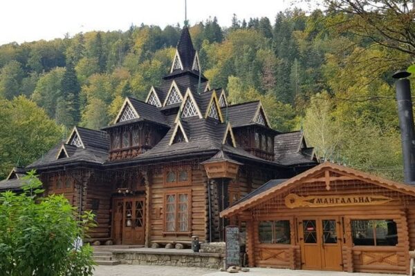 Рейтинг готелів із гуцульською хатою-музеєм в Карпатах восени